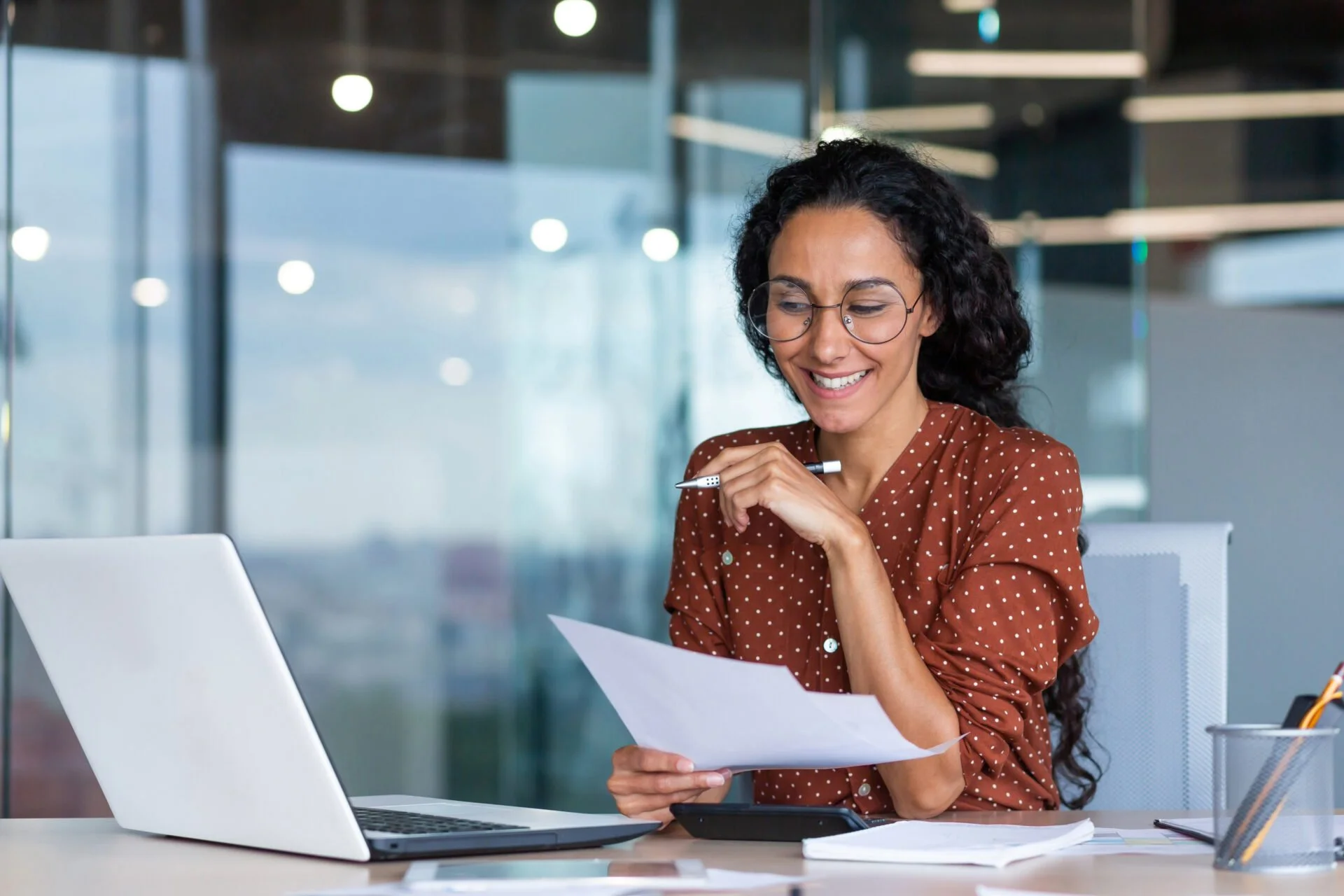 Expert-comptable qui étudie un projet de créateur d'entreprise