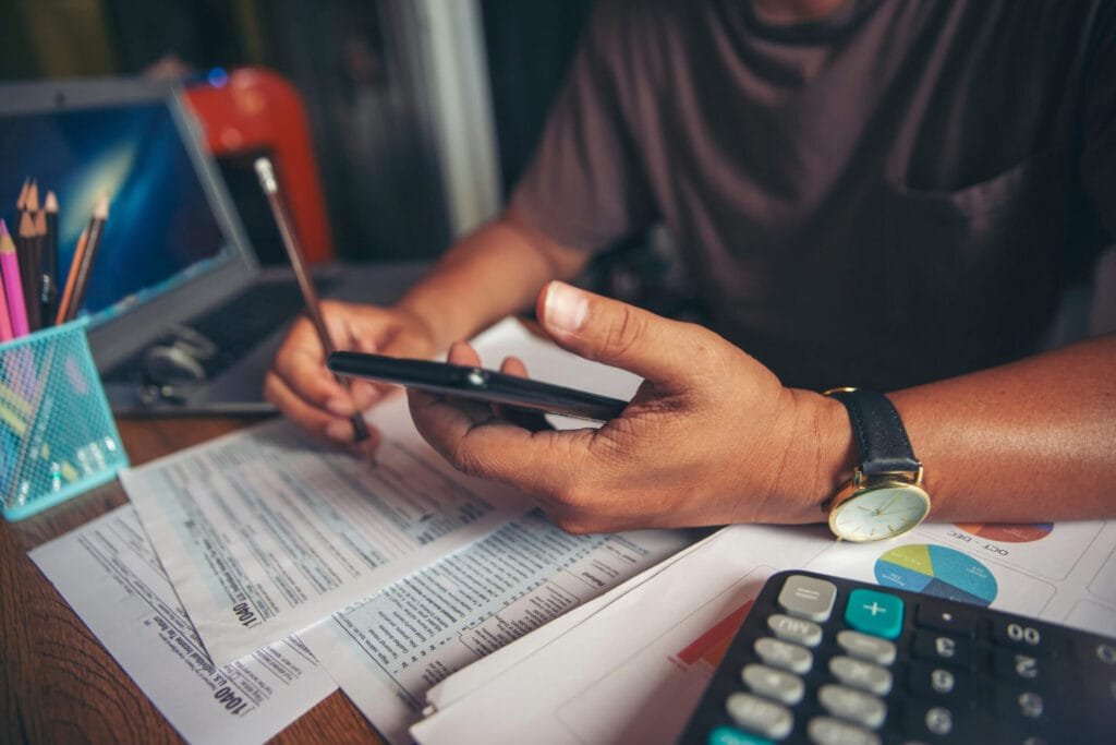 Homme ayant des difficultés à remplir sa déclaration d'impôt sur le revenu