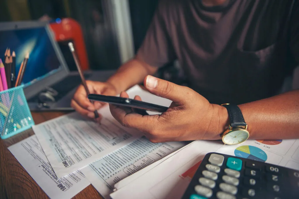 Homme ayant des difficultés à remplir sa déclaration d'impôt sur le revenu