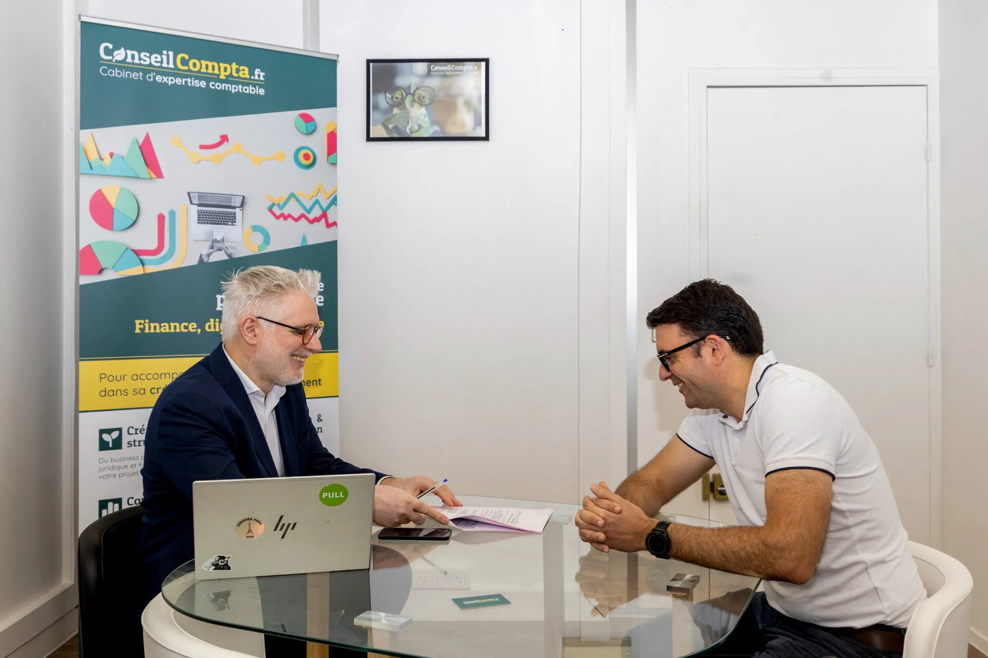 Créateur d'entreprise en réunion avec son expert-comptable